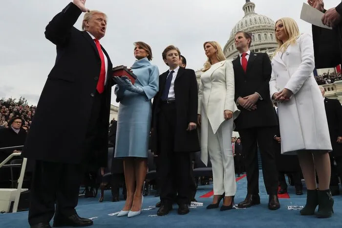 ... Um zu sehen wie Donald Trump zu Mittag (Ortszeit)  seinen Amtseid  ablegte.