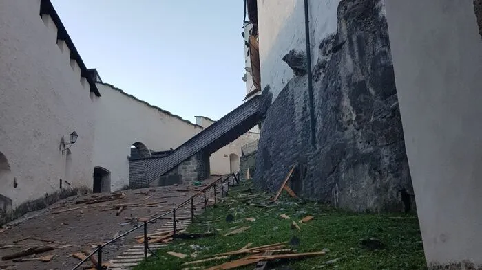 Ein Föhnsturm hat Teile des Dachs der Salzburger Festung abgedeckt.