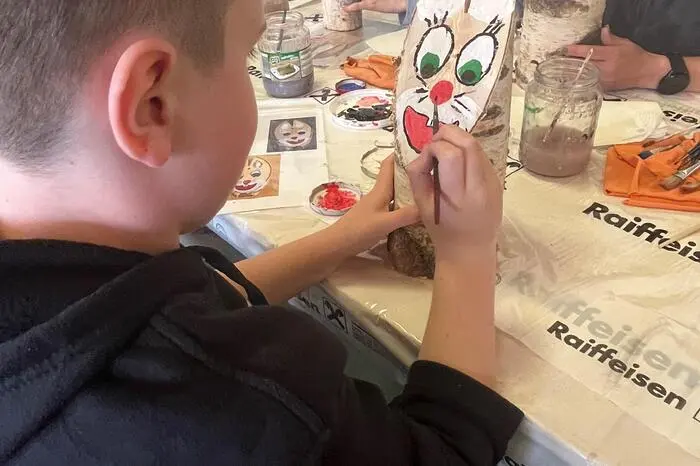 In der Bastelwerkstatt: Die Kinder durften die Holzhasen verzieren und anschließend mit nach Hause nehmen. 