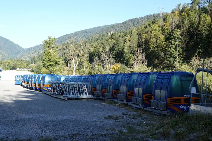 In Reih und Glied stehen die Gondeln aus Großarl bereits am Fuße der Reiteralm