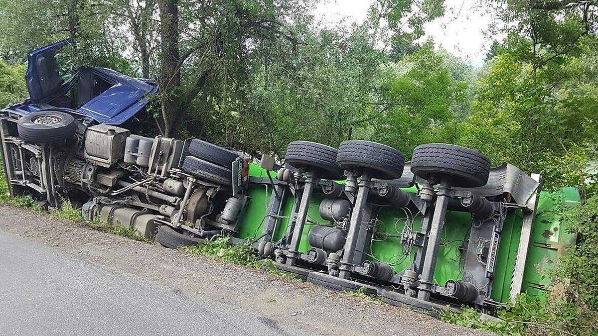 Bäume verhinderten Absturz dieses Lkw