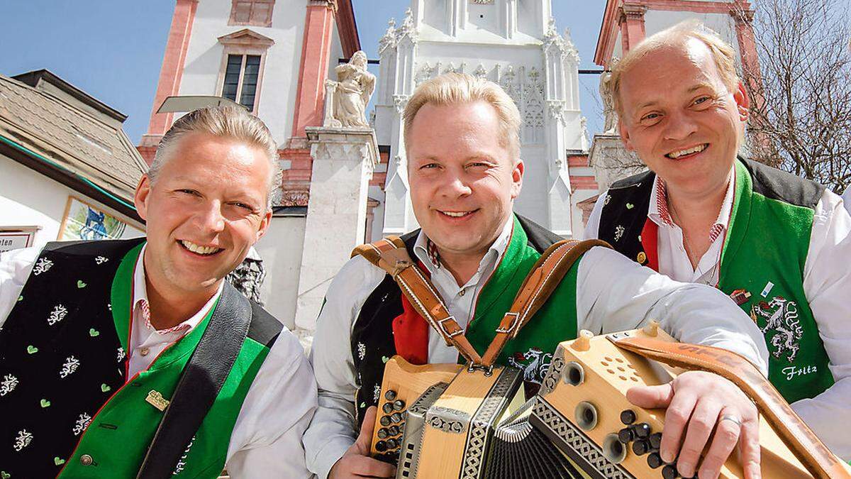 Die Edlseer vor der Mariazeller Basilika