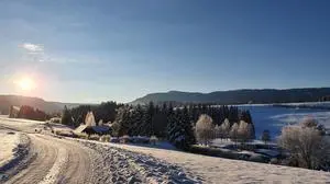 Malerisch eingebettet liegt der See auf 960 Meter Seehöhe
