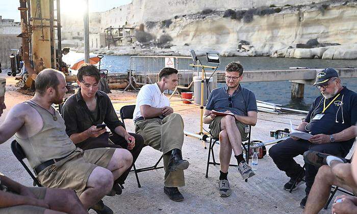 Regisseur Dennis Gansel mit Darstellern am Set auf Malta 