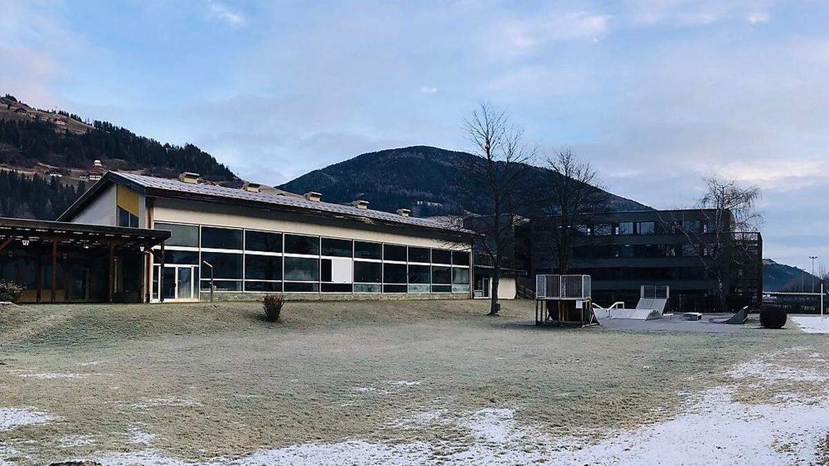 Wieder einmal steht das leer stehende Hallenbad in Sillian im Fokus. Seit 2009 ist es stillgelegt.