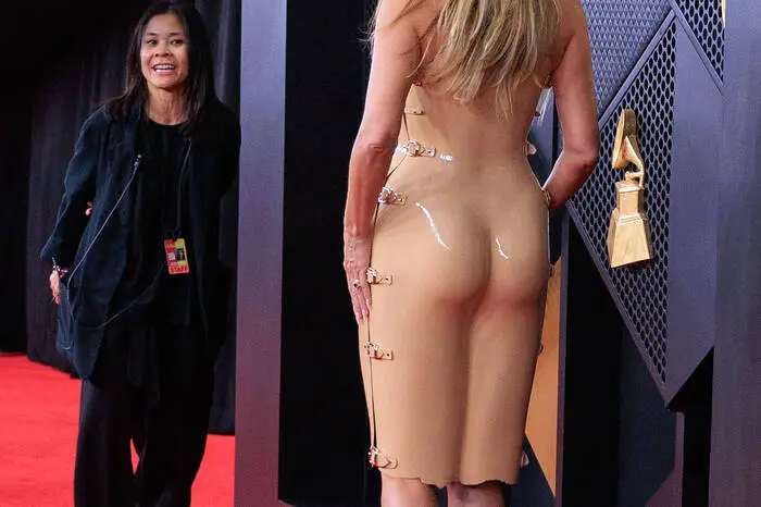Der glänzende, nudefarbene Look - an den Seiten mit Schnallen befestigt - erinnerte an eine Barbie-Puppe ohne Kleidung. „Mein Kleid von Marina Hoermanseder ist ein Lederguss, der von Hand nach meinem Körper gefertigt und dann passend zu meiner Hautfarbe lackiert wurde“, verriet die Modelmama dazu auf Instagram.