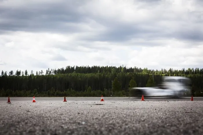 Mit einer Durchschnittsgeschwindigkeit von 169 km/h und einer Zeit von 21,29 Sekunden hat der Riese den internationalen Geschwindigkeitsrekord für 1000 Meter aus dem Stand gebrochen.