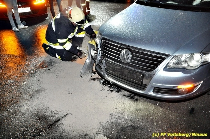 Ein Pkw-Lenker war mit seinem Auto aus unbekannter Ursache gegen eine Gehsteigkante und in weiterer Folge gegen ein Brückengeländer geprallt.