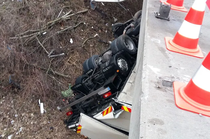 Der Lkw-Lenker musste mit der Bergeschere aus dem Fahrzeug geschnitten werden.