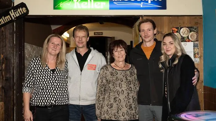 Seit 1971 wird in der Disco Bar A1 Cockpit gefeiert und zählt zu den ältesten Discos in Kärnten. 
v.l. Tanja Winkler, Joachim Winkler, Barbara Winkler, Sebastian Winkler-Grabner und Julia Winkler-Grabner