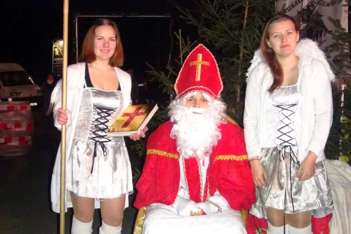 Der von mit zwei Engeln begleitete heilige Nikolaus besänftigte schließlich die finsteren Gesellen am Platz vor dem Buschenschank Schmölzer und beschenkte die zahlreichen braven Kinder mit Süßigkeiten.