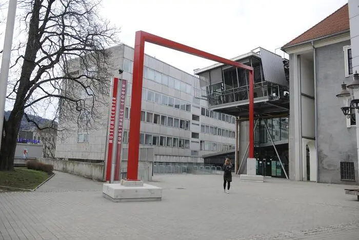 Brandners Kunstwerk „Red Line“ zierte lange den Vorplatz des MuseumsCenter Leoben