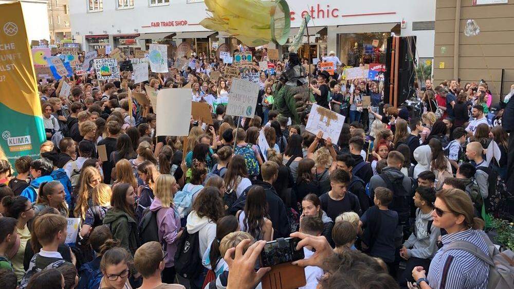 Earth Strike in Graz: Der Tummelplatz in Graz war zu kleine für alle Teilnehmer der Klima-Demo