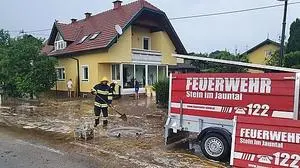 Die Feuerwehr Stein im Jauntal und die FF Peratschitzen standen mit 34 Mann im Einsatz