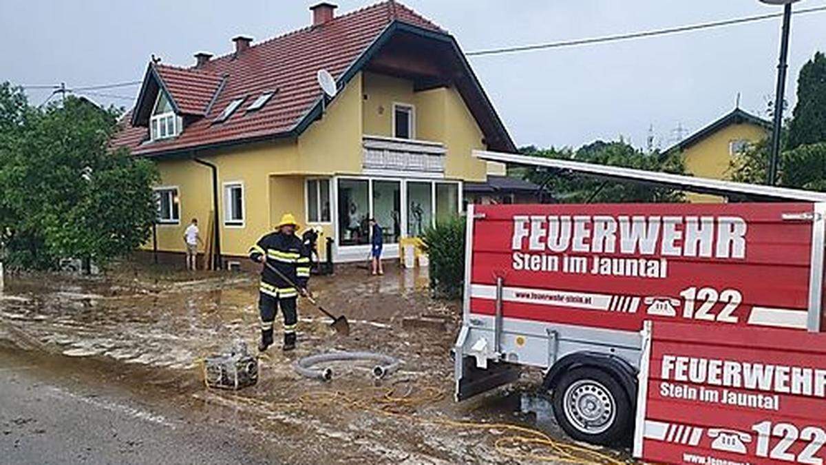 Die Feuerwehr Stein im Jauntal und die FF Peratschitzen standen mit 34 Mann im Einsatz