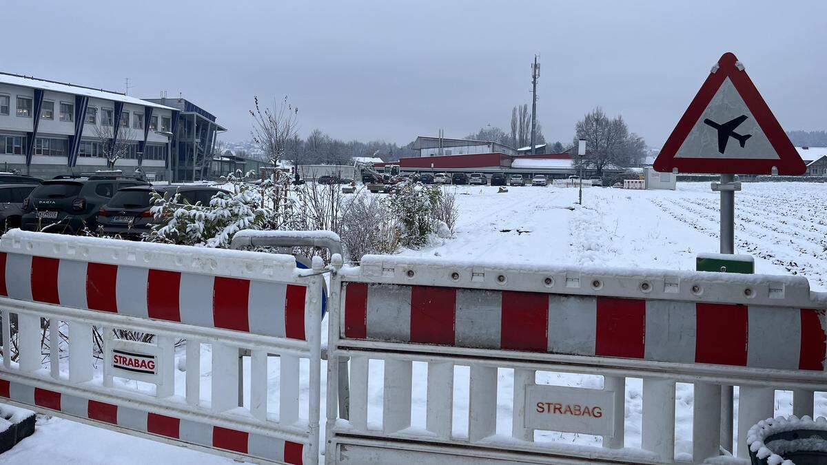 Der Geh- und Radweg, der in die Vinzenz-Grengg-Gasse mündet, ist gesperrt