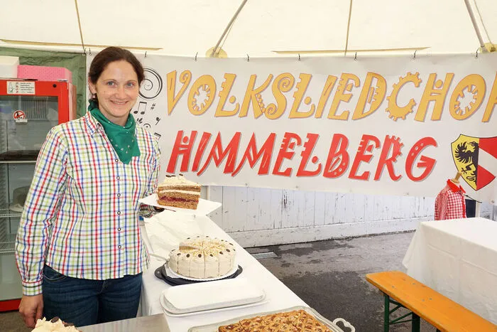 Beim Stand vom Volksliedchor Himmelberg unter der Obfrau Melanie Schnitzer gab es eine große Auswahl von Mehlspeisen.