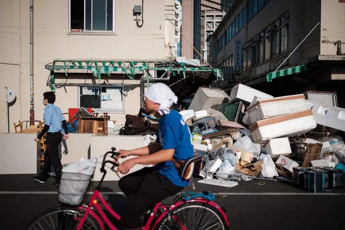 Der neue Markt hat eine Fläche von 40 Hektar und ist damit etwa 70 Prozent größer als der alte Tsukiji-Markt. Der moderne Komplex mit Geschäften und Restaurants besteht aus drei Gebäuden, hat Aussichtsplattformen für Touristen und bietet Touren für Besucher an. Von einem Obergeschoss können Besucher die Thunfisch-Auktionen, wo Tiere für mehrere tausend Euro den Besitzer wechseln, hinter Glas beobachten. Bisher konnten nur maximal 120 Gäste den frühmorgendlichen Auktionen beiwohnen, allerdings konnten sie dabei noch nahe den Fischen stehen.