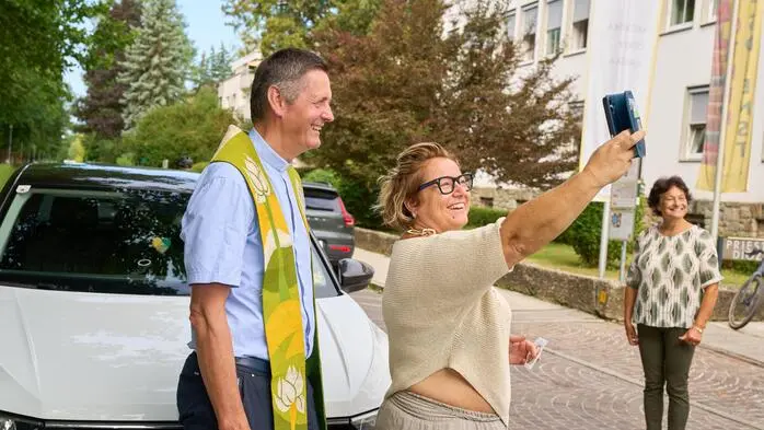 Auch für Selfies stand Dompfarrer Peter Allmaier bei der Drive-in-Segnung bereit. 