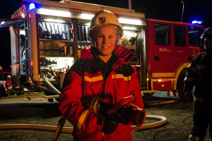 Erste Station war ein Stationsbetrieb rund um das Rüsthaus der Feuerwehr, bei dem die Fahrzeuge und Ausrüstungsgegenstände beider Einsatzorganisationen begutachtet und das Wissen um die richtige Handhabung der einzelnen Geräte wieder aufgefrischt wurde.