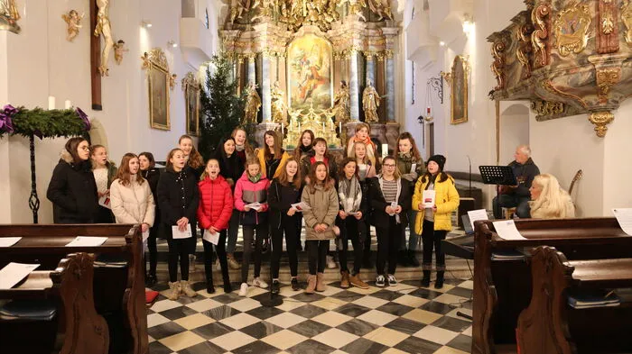 Am Freitag übergaben die Schülerinnen und Schüler der NMS Groß St. Florian den symbolischen Scheck über 5.618,83 Euro an Christian Scherer von der Krebshilfe Steiermark.