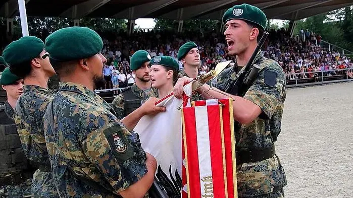 Rund 160 Rekruten mit Einrückungstermin Juli 2026 vom Jägerbataillon 17 aus Straß legten in einem feierlichen Festakt ihr Gelübde auf die Republik Österreich ab