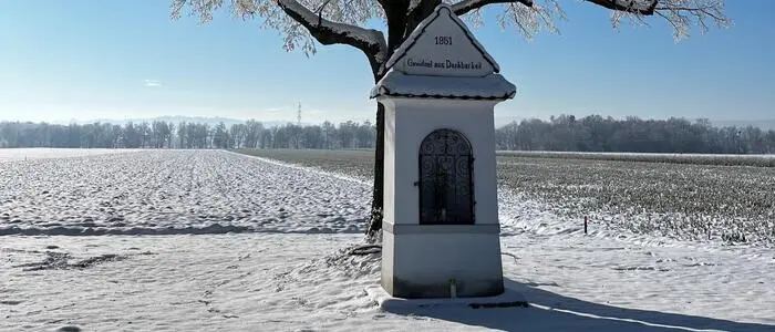 Aus Dankbarkeit darüber, dem Tod entkommen zu sein, ließ die Lehrerin Camilla Schmidt einen Bildstock errichten