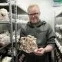 Daniel Hölzl mit seinen Shiitake-Pilzen im Container in Fohnsdorf