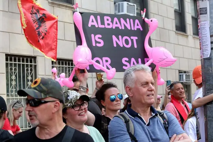 „Albanien steht nicht zum Verkauf“: Die Proteste richten sich zunehmend auch gegen die albanische Regierung, die dem Verkauf zustimmte