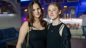 Greta (14) und Paula (14) feierten bei der Premiere mit