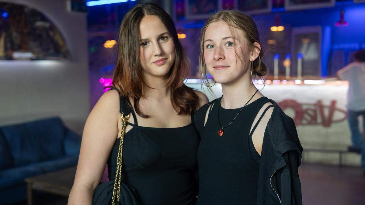 Greta (14) und Paula (14) feierten bei der Premiere mit