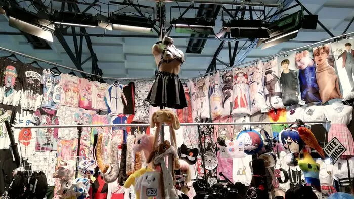 Ausgestellte Fanartikel in der Händler-Halle