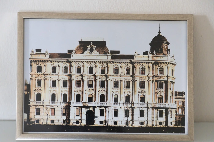 Das im Jahr 1892 errichtete Haus befindet sich im Besitz von Verena Kubinzky-Papik und ihrem Vater, dem Grazer Stadthistoriker Karl Albrecht Kubinzky. Anhand dieses Fotos konnte gezeigt werden, dass das Dach das Gewicht eines Aufbaus trägt, weil es schon einmal eine Kuppel gab. "Das Haus wurde nämlich im Zweiten Weltkrieg von einer Bombe getroffen", erklärt die Hausherrin.