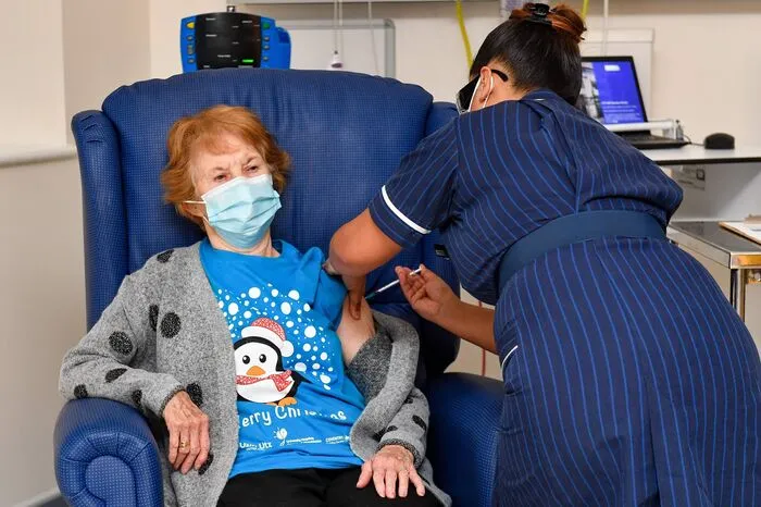 Den Anfang machte die 90-jährige Großmutter Margaret Keenan in Coventry. 