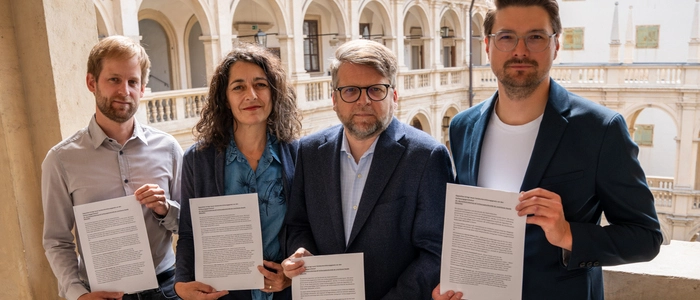 Alexander Melinz (KPÖ), Sandra Krautwaschl (Grüne), Hannes Schwarz (SPÖ), Niko Swatek (Neos), stehend im Landhaushof