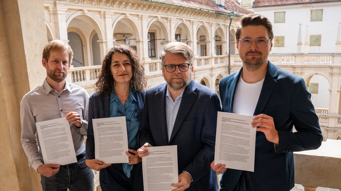 Alexander Melinz (KPÖ), Sandra Krautwaschl (Grüne), Hannes Schwarz (SPÖ), Niko Swatek (Neos), stehend im Landhaushof