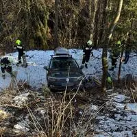 Ein Fahrzeuglenker hatte die Kontrolle verloren und rutschte über einen Hang in einen Graben