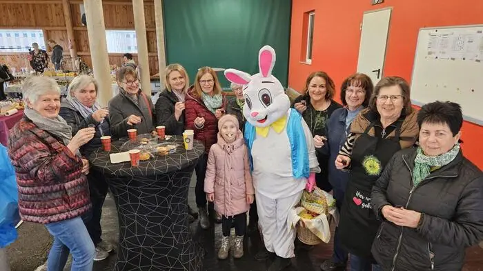 In der Stocksporthalle in Edelschrott luden die VP-Frauen wieder zum traditionellen Edelschrotter Ostermarkt. Besonders gern gesehen war der Osterhase, der an alle Kinder Süßigkeiten verteilte und für ein Erinnerungsfoto zur Verfügung stand.