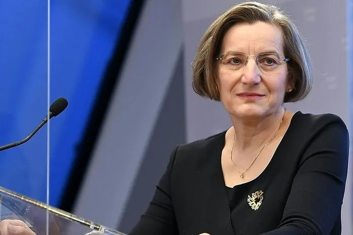 Meinhild Hausreither übernimmt die Sektion VI, Humanmedizinrecht und Gesundheitstelematik. Da geht es um Weiterentwicklung von Epidemiegesetz und Covid-19-Maßnahmen-Paket, aber auch um die Weiterentwicklung des Bereichs Pflege, gemeinsam mit der Sektion IV, aber auch um die Weiterentwicklung der Gesundheitsberufe, Ärztegesetz, Psychotherapoegesetz, etc. sowie um den Bereich der Vorsorge, ELGA, etc.