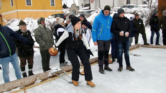Das Eisschießen-Turnier hat in Salla bereits eine lange Tradition, heuer erfolgte die 30. Auflage, nachdem zwei Jahre coronabedingt pausiert werden musste. 