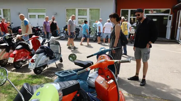 Zahlreiche Besucherinnen und Besucher waren am Wochenende nach Brunn bei Fehring gekommen, um sich alte Pkw, Motorräder und Traktoren anzuschauen