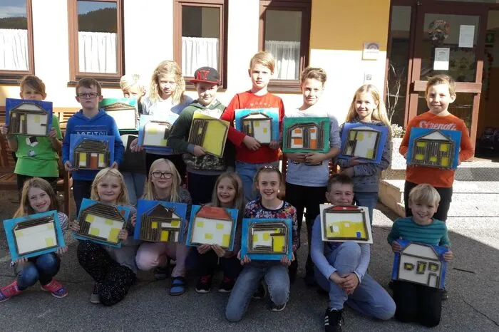 Kinder der 4. Klasse der Volksschule St. Ulrich bei Feldkirchen gestalteten mit viel Freude Bilder aus Naturmaterialien.