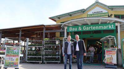 Siegfried Gruber (r.), Spartenleiter für Bau- und Gartenmärkte, und Marktleiter Stefan Wallner freuten sich über perfektes Wetter zum 23. Kirtag