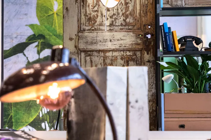 Hier präsentiert das Duo SelfSightSeeing Company im Rahmen des Designmonats Graz 2021 die innovativen Ergebnisse ihrer Gestaltung des neuen Merkur Campus, der internationalen Zentrale der Merkur Versicherungs AG in Graz.
