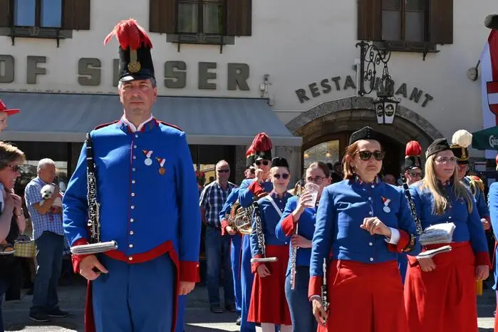 Neben Kulinarik wurde auch ein abwechslungsreiches Rahmenprogramm geboten: Die Bürgerkorpsmusik Straßburg, eine Modeschau von Corinna Trampitsch sowie der Auftanz der Landjugend Glödnitz sorgten für Unterhaltung. Durch das Programm führte Antenne-Moderator Ben Maruschek.