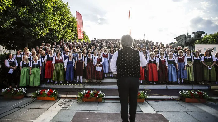 Das laut Veranstaltern größte Chorkonzert Kärntens anlässlich des 500-Jahr-Jubiläums von Klagenfurtbeeindruckte sogar den Lindwurm. 500 Sänger von mehr als 20 Kärntner Chören hüllten die Landeshauptstadt in eine Klangwolke.