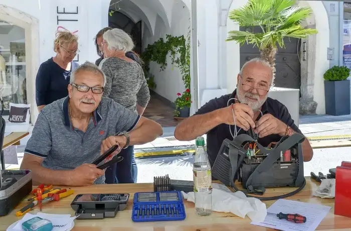 Elektro-Experten am Werk: Kleine Elektrogeräte werden gerne zum Reparatur Café gebracht