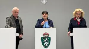 Statistikleiter Martin Mayer, Landeshauptmann-Stellvertreterin Manuela Khom (ÖVP) und die Leiterin der Landesabteilung für Bildung und Gesellschaft, Alexandra Nagl