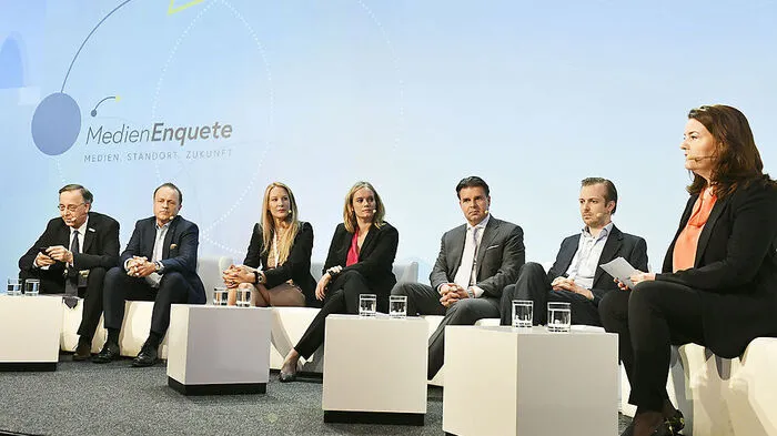 Von links: Theodor Thanner (Bundeswettbewerbsbehörde), Thomas Prantner (ORF), Eva Dichand (Heute), Corinna Milborn (Puls4), Gerald Grünberg (VÖZ), Niki Fellner (oe24), Moderatorin Eva Weissenberger im Rahmen der Medienenquete der Bundesregierung