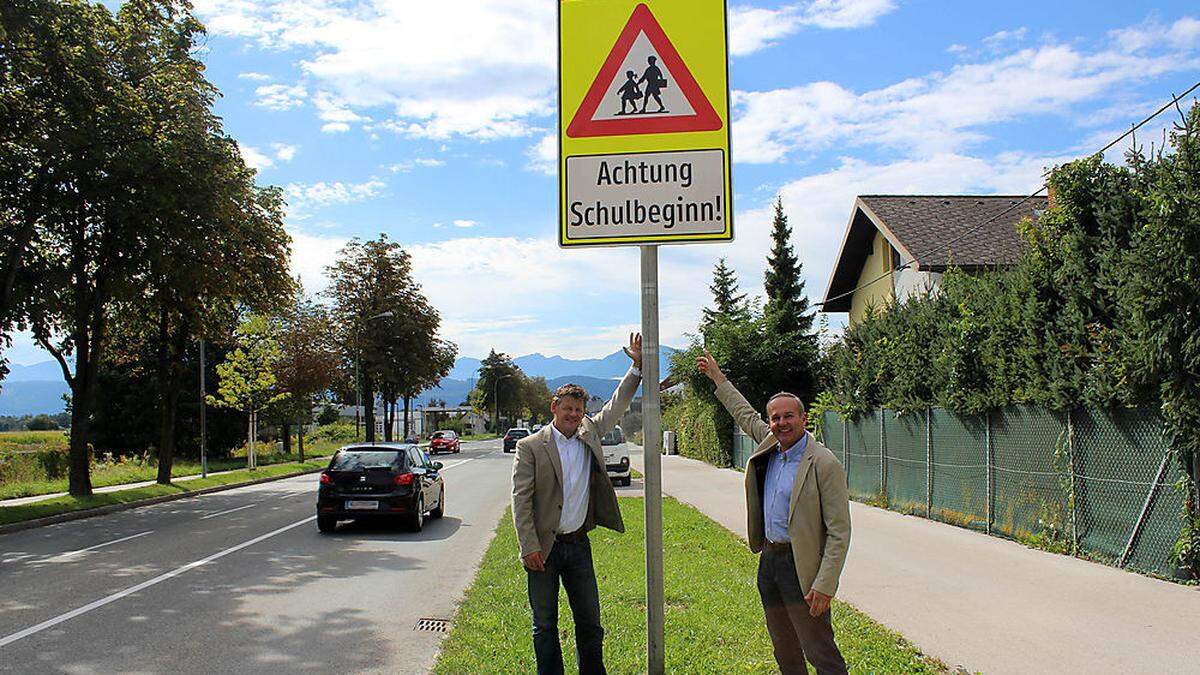 Straßenbaureferent Christian Scheider und Werner Weidlitsch vom Straßenbauamt bei einer der insgesamt 13 Hinweistafeln